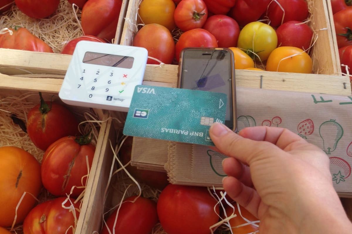 SumUp card reader, tomatoes and payment card