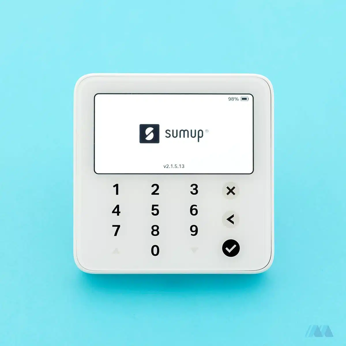 SumUp Solo Lite has a glass surface that’s easy to wipe SumUp Solo Lite looks refreshing in white and with a flat PIN pad