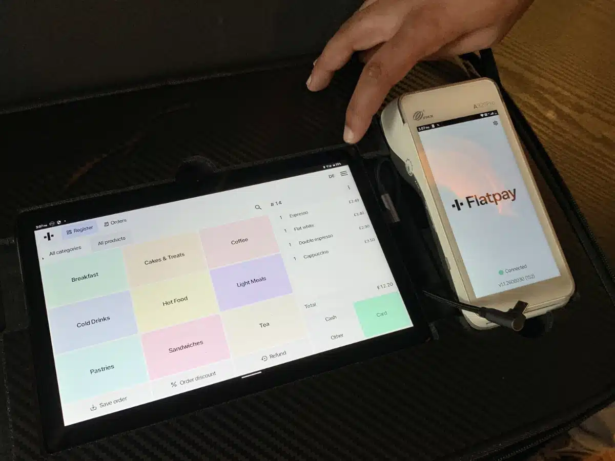 Flatpay offers a POS tablet with the card machine Flatpay POS Pro tablet and card terminal